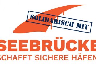Logo mit stilisierter oranger Brücke und dem Text Solidarisch mit der Initiative Seebrücke - schafft sichere Häfen